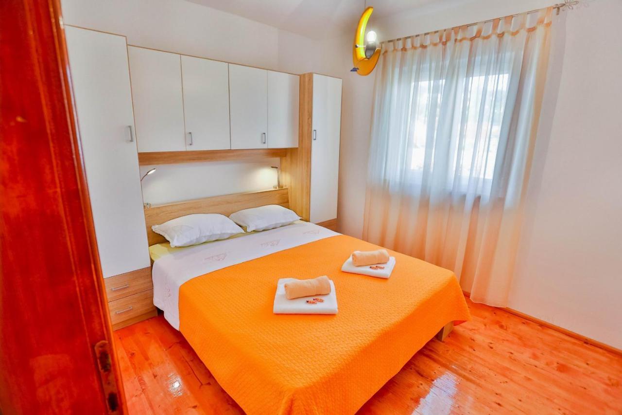 Apartments With A Parking Space Sutivan, Brac - 752 Exterior photo