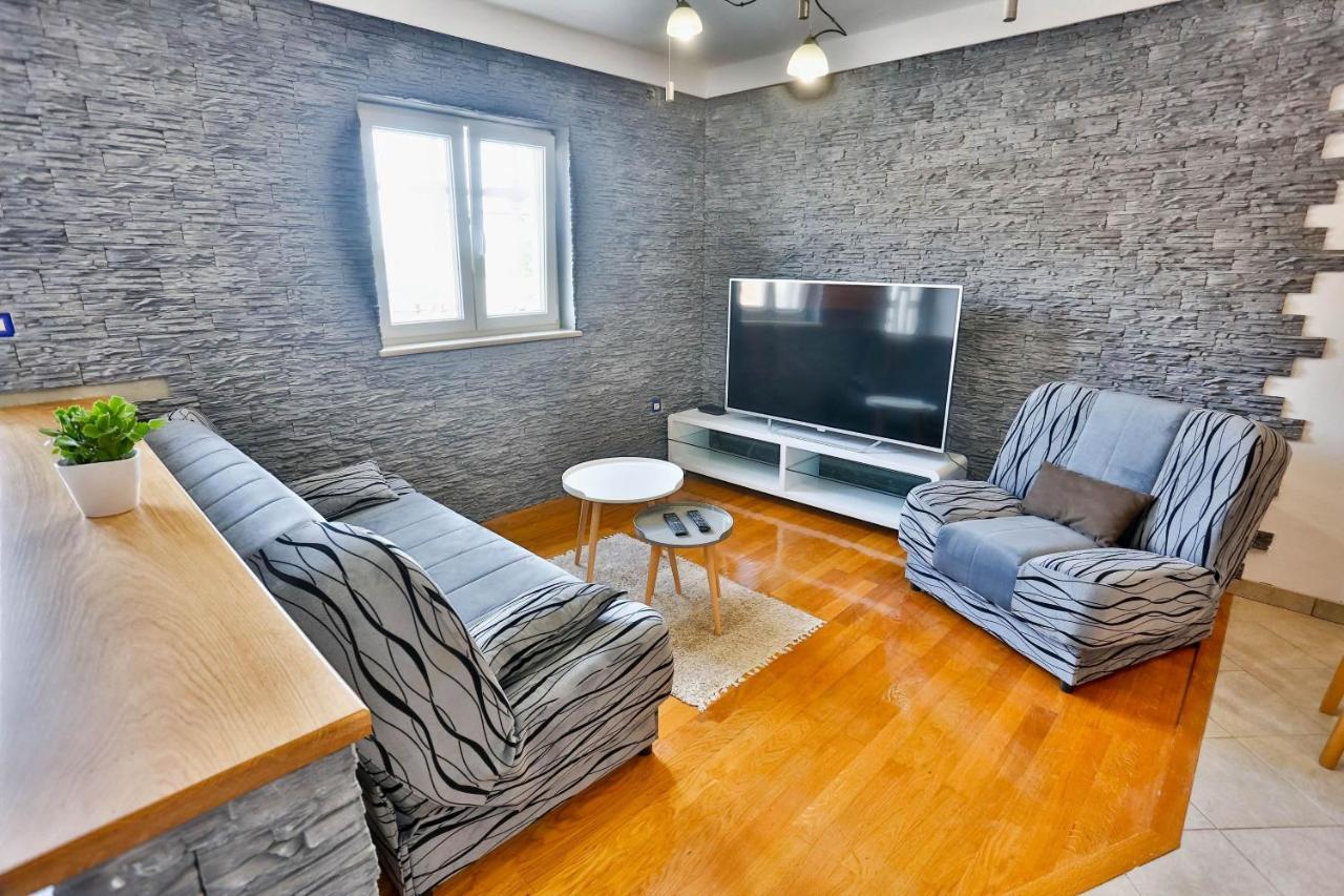 Apartments With A Parking Space Sutivan, Brac - 752 Exterior photo